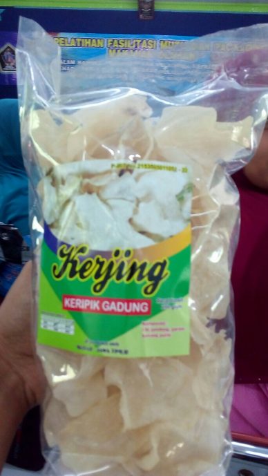 Krupuk gadung kering atau keripik gadung kering